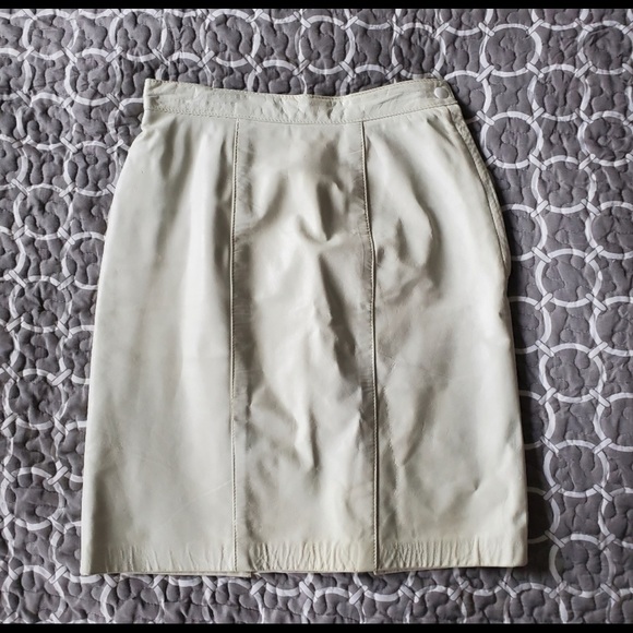 Gorgeous off white vintage Danier leather mini skirt. - Picture 3 of 9